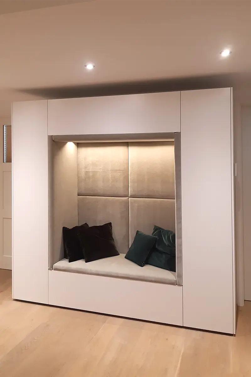Garderobenschrank mit Sitzbank Garderobenschrank mit Sitzbank